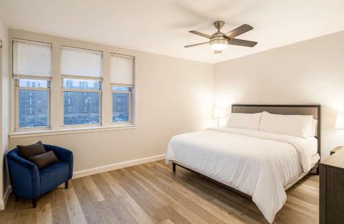 DeBaliviere Place Apartment | 2BR w King Bed Pool Steps to Forest Park CWE