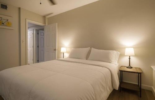 DeBaliviere Place Apartment | 2BR w King Bed Pool Steps to Forest Park CWE