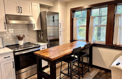 South Colby Cottage | 2nd Floor Creekside Escape Near Ferries to Seattle