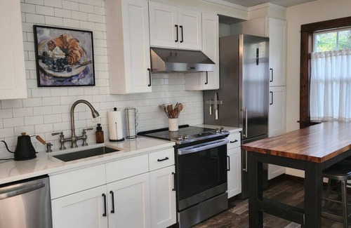 South Colby Cottage | 2nd Floor Creekside Escape Near Ferries to Seattle