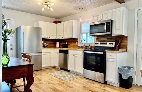 Lake Junaluska Apartment | 2nd Floor Updated 2br/2ba, 3 min Walk to Lake!n