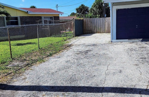Riviera Beach House | 3/2 near the beach, boat docks, and snorkeling big yard and electric car charger