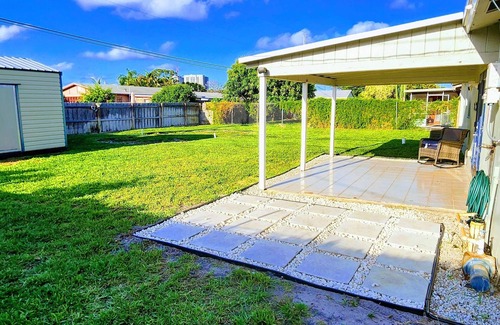 Riviera Beach House | 3/2 near the beach, boat docks, and snorkeling big yard and electric car charger