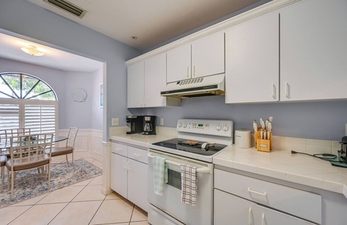 North Naples Cottage | 3/4 Mi to Delnor-wiggins Pass: Naples Getaway