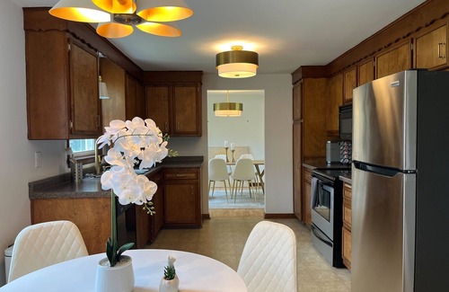 Ashwaubenon House | 3&4N discount in Aug! Steps to Lambeau