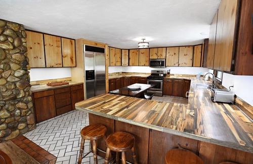 Preston Cabin | 3 Acres of Family Reunion Bliss. Sleeps 50. Private Pool. Available Summer 2026.