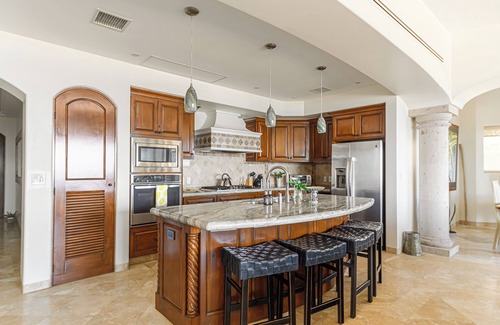 Buzzards Condo | 3 BD Oceanview Penthouse with infinity pool and jacuzzi