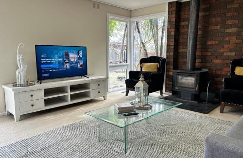 Croydon House | 3 Bdrm home,pool, BBQ , fireplace Great for a weekend of fun or family retreat
