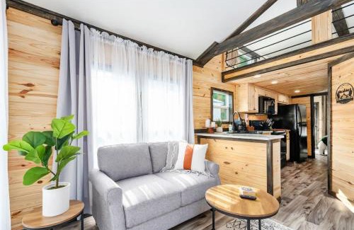 Guntersville Apartment | 3 Bearly Working Luxury Tiny House Firepit Mins to Lake Guntersville