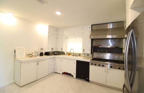 Caitlin Court Historic District House | 3 bed, 2 Bath Cheerful home in Historic District