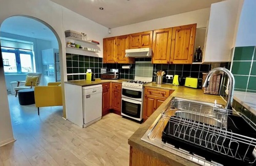 West Byfleet House | 3 Bed, 2 Bath House with parking & Garden, Brooklands Weybridge SW London