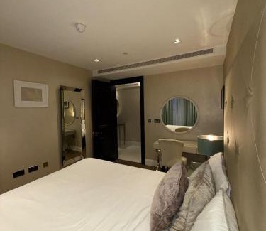 West Kensington Apartment | 3 Bed 2 Bath Luxury Apartment in Kensington