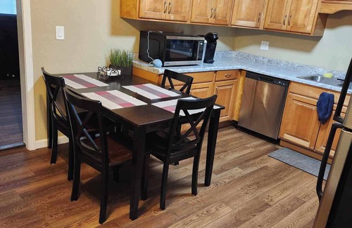 Poplar Bluff House | 3 bed 2 bath; walk-in shower; pet friendly;