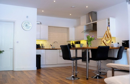 London Borough of Bromley Apartment | 3 bed/2 bath with Garden - Stunning Holiday/Contractor Accommodation