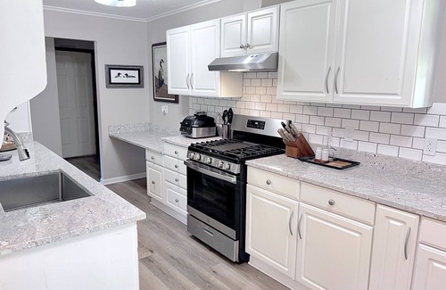 Alanson House | 3 Bed 2ba spacious Cottage Retreat with RV Hookup & pet friendly