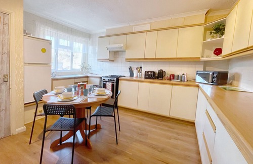 Gravesend Apartment | 3 bed apartment, free WIFI & Netflix, discounts on long term