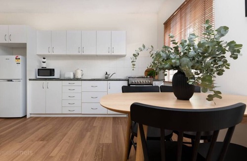 Woolloongabba Apartment | 3 Bed Budget Brisbane Gem With Parking Near Gabba