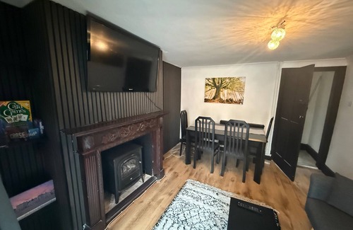 Bicester House | 3-bed Cherry Cottage - Walk to Bicester Village