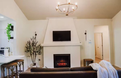 Greer House | 3 Bed. Downtown Designer Den w/WiFi & AC in Amazing Greer NEAR AIRPORT