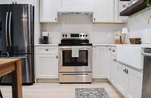 Greer House | 3 Bed. Downtown Designer Den w/WiFi & AC in Amazing Greer NEAR AIRPORT