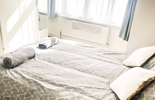 Little Holland House | 3-bed House in London Garden & Free Parking