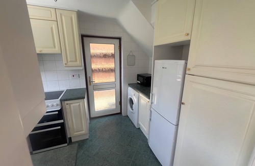 Grasby House | 3-Bed House - Sleeps 5 with free on street parking