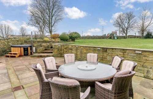 Halifax House | 3 Bed in Halifax 90209