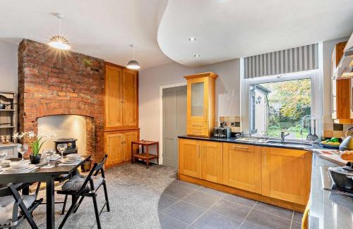 Ogden House | 3 Bed in Wilsden 93627