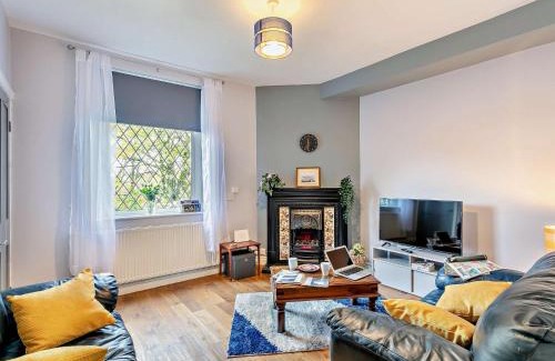 Ogden House | 3 Bed in Wilsden 93627