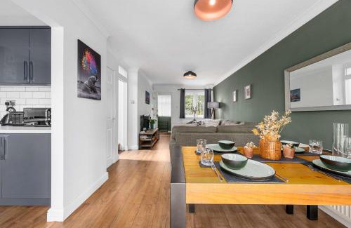 Heaton Norris House | 3 Bed Stockport Home by City SuperHost
