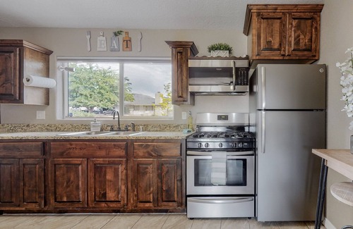 Northeast Heights House | 3 Bedroom (1 King 2 Queen beds) 1 bathroom home with private backyard
