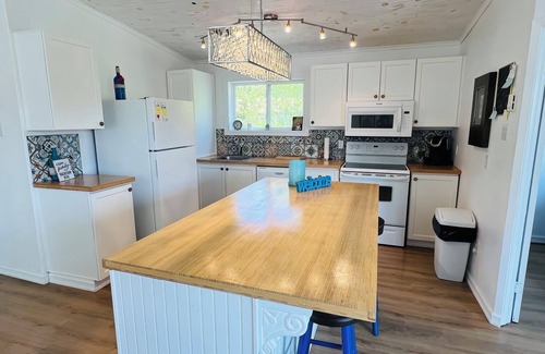 Terra Nova House | 3 bedroom 3 bath bungalow , Ocean View , 3kms to Chance Cove Trail