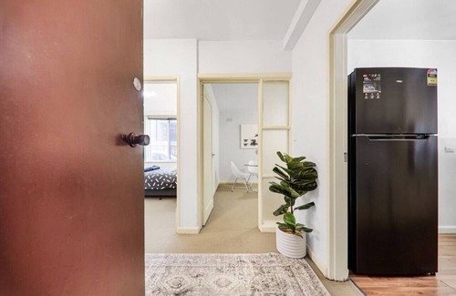 St. Kilda East Apartment | 3 Bedroom 60s Retro by Alma Park