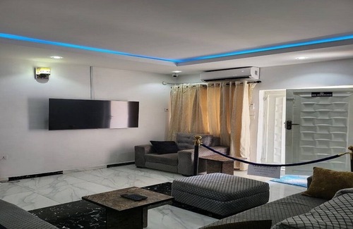 Port Harcourt Apartment | 3 bedroom apartment in a friendly neighborhood 4 mins from Yakubu Gowon stadium.