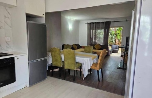 Greater Johannesburg Metropolitan Area Apartment | 3-bedroom apartment in peaceful Sandton with WiFi, AC