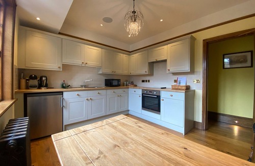 Warwick Apartment | 3 Bedroom Apartment Sleeps 6 in Large Country Manor House