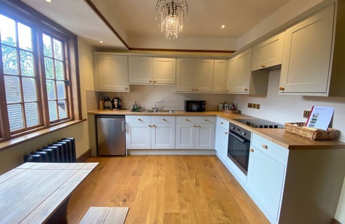 Warwick Apartment | 3 Bedroom Apartment Sleeps 6 in Large Country Manor House