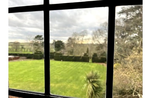 Warwick Apartment | 3 Bedroom Apartment Sleeps 6 in Large Country Manor House