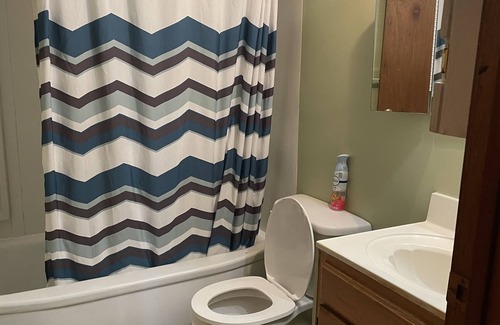 Hardisty Apartment | 3 Bedroom Cozy Apartmentn2 Blocks from Main StreetnPrivate Entrance