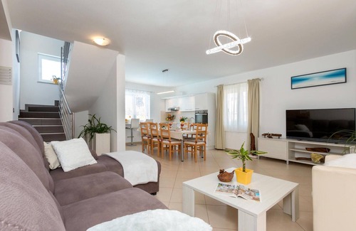 Loborika House | 3 bedroom cozy home in Loborika