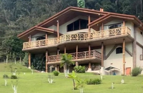 Los Guido House | 3-bedroom custom Tree house in welcoming Cartago with WiFi, waterfalls, trails