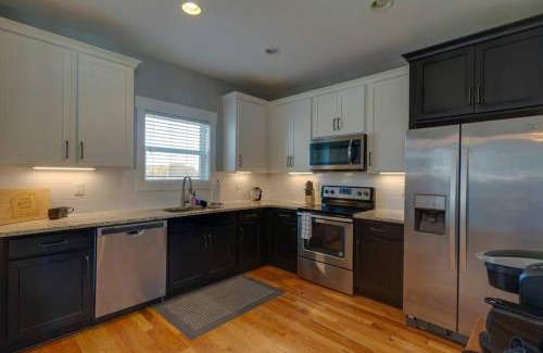 Radnor House | 3 Bedroom Home- HUGE yard for pets 4 miles to Broadway