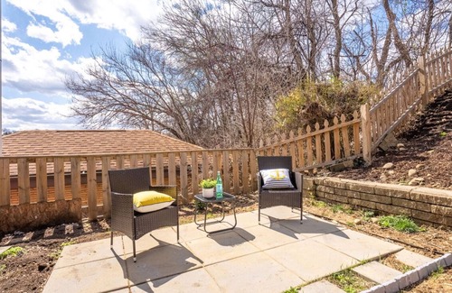 Brentwood House | 3-bedroom house and game room in Pittsburgh with WiFi, AC