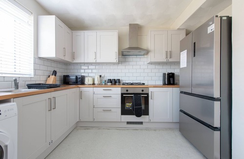 Abbey Wood House | 3 bedroom House, Greenwich, Family and Contractor Friendly! Sleeps 11!