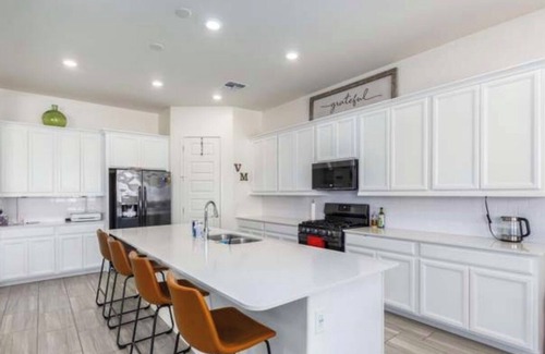 Surprise House | 3-bedroom house in awesome Surprise with WiFi, AC