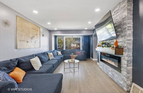 Ashburn House | 3-bedroom house in beautiful Chicago with AC — Pet friendly