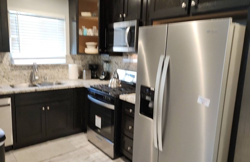 Los Angeles House | 3-bedroom House in brilliant LA, close to LAX, SOFI, HOLLYWOOD, and Downtown LA.
