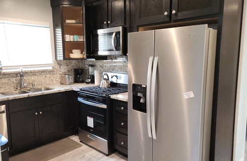 Los Angeles House | 3-bedroom House in brilliant LA, close to LAX, SOFI, HOLLYWOOD, and Downtown LA.