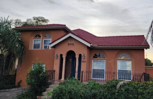 Saint Anthony House | 3-bedroom house in awesome New Orleans with AC, WiFi, living room and den.