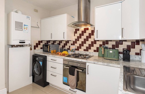 Loxford Apartment | 3 Bedroom House with Private Garden & FREE Parking in Ilford , East London